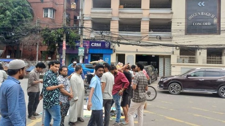 বিএনপি নেতা ফজলুর রহমানের গ্রেপ্তার দাবিতে বাসার সামনে অবস্থান