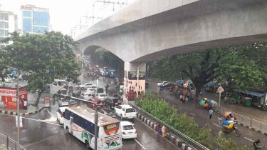 হঠাৎ বৃষ্টিতে স্বস্তি রাজধানীতে, বাড়লো ভোগান্তিও