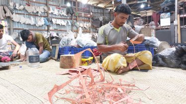 ঐতিহ্যবাহী চারঘাটের পাদুকা শিল্প বাঁচাতে সরকারি উদ্যোগ জরুরি
